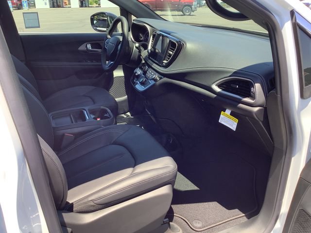 New 2027 Chrysler Pacifica Select FWD image 36