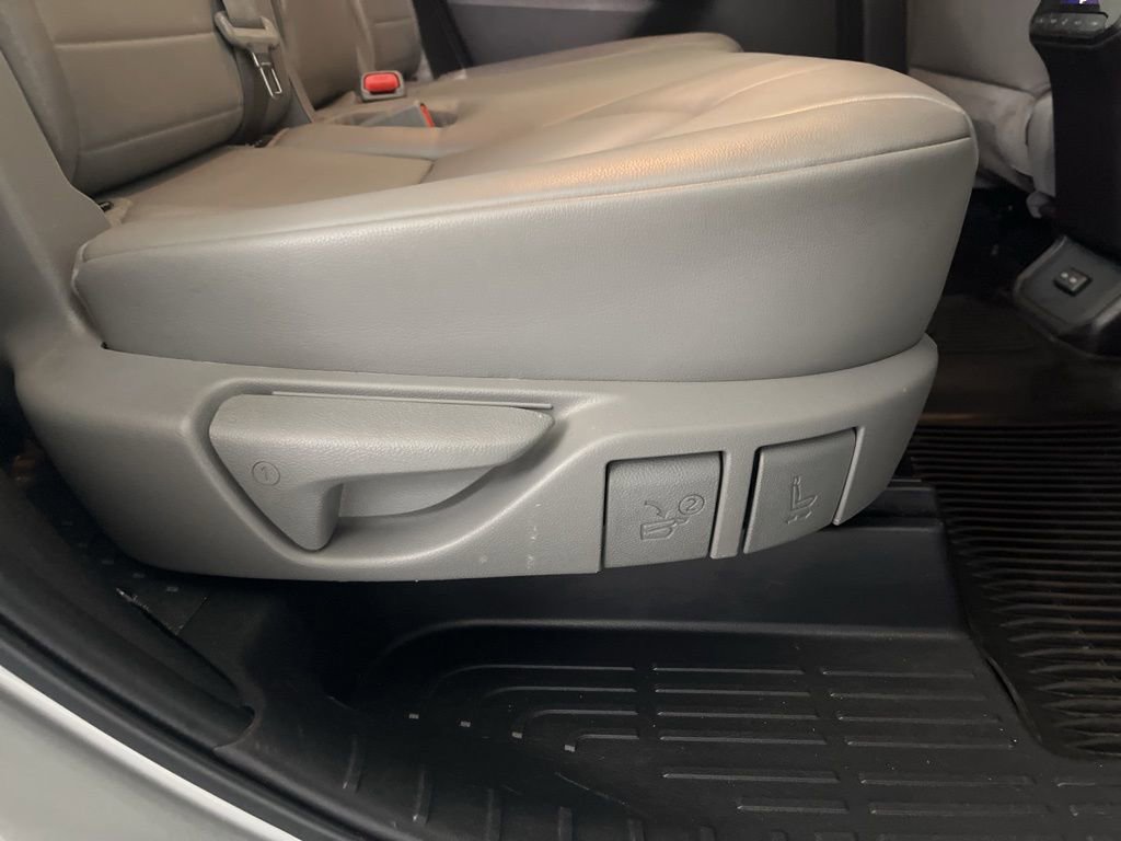 Used 2022 Toyota Highlander XLE AWD/4WD image 59