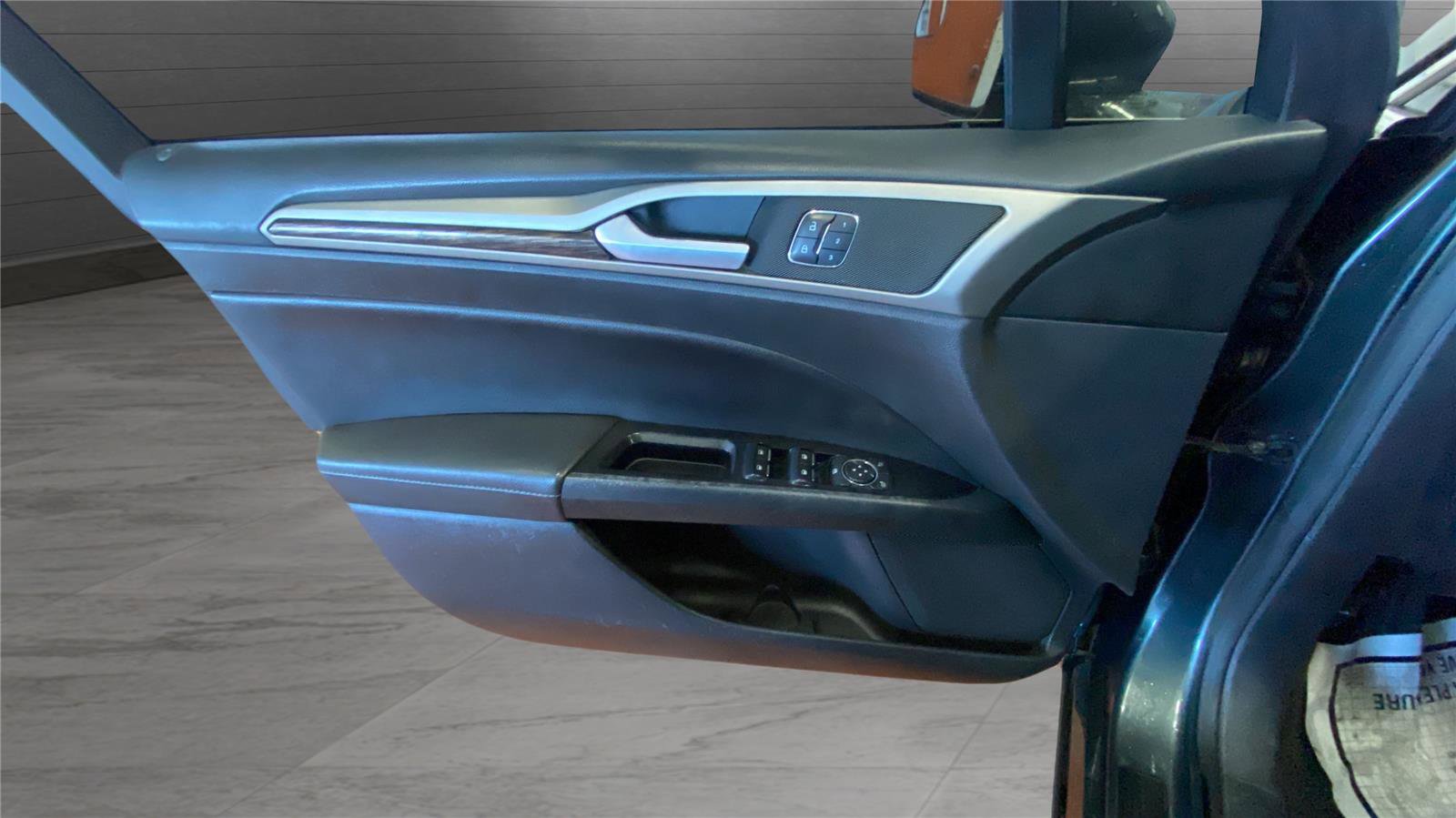 Used 2016 Ford Fusion SE w/ Equipment Group 202A image 16