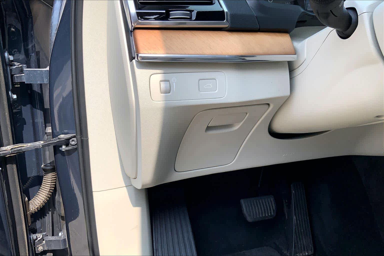Used 2022 Volvo XC90 T6 Momentum w/ Advanced Package AWD/4WD image 33