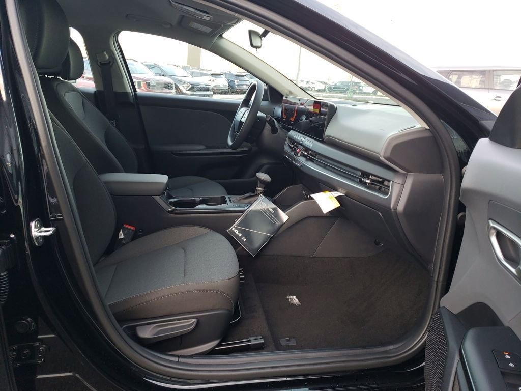 New 2025 Kia K4 LXS image 17