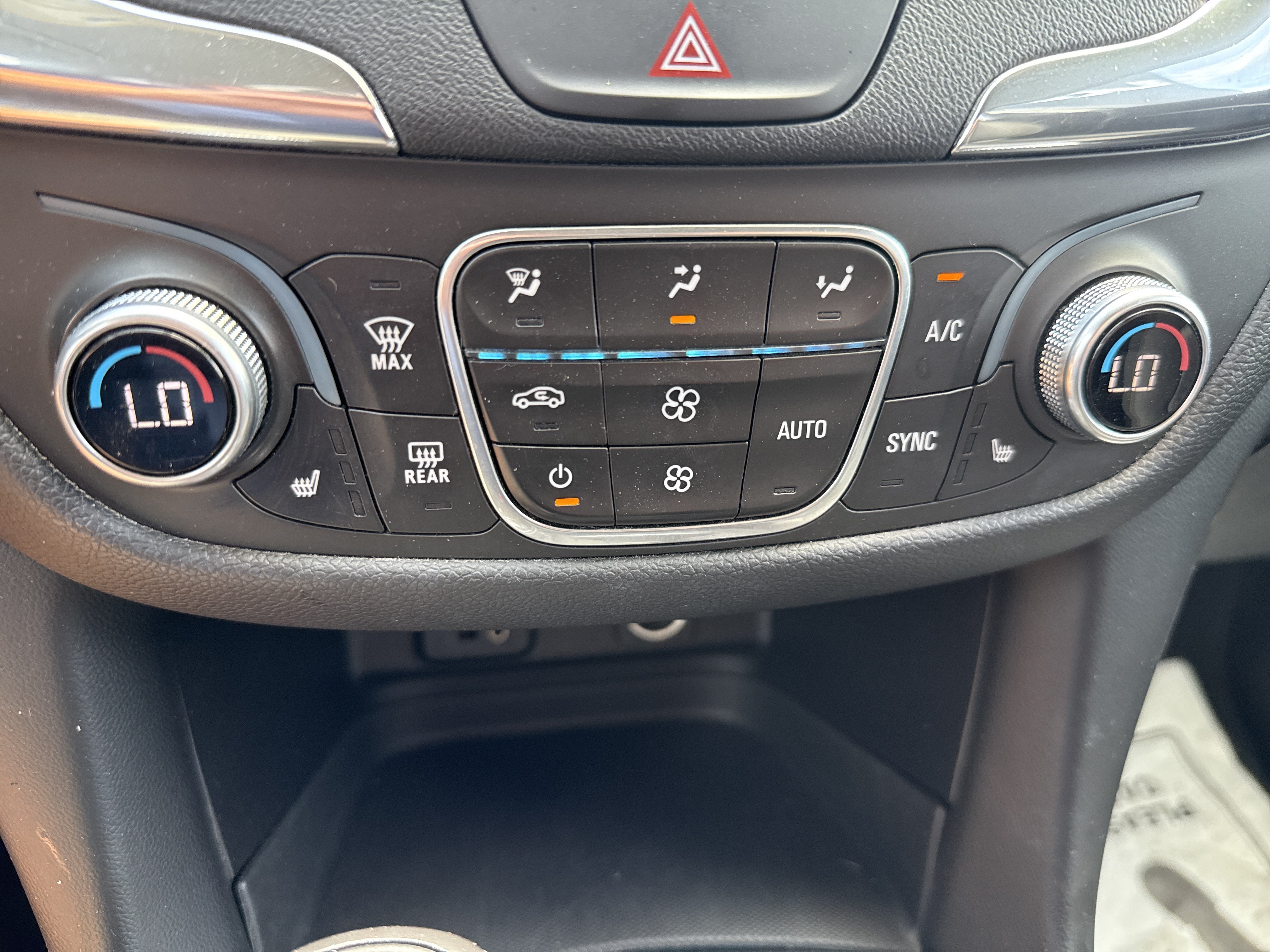 Used 2018 Chevrolet Equinox LT AWD/4WD image 25