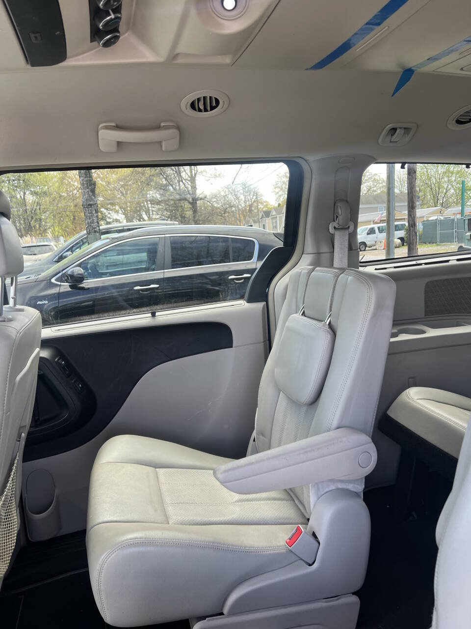Used 2013 Chrysler Town & Country Touring-L w/ Entertainment Group #2 FWD image 17
