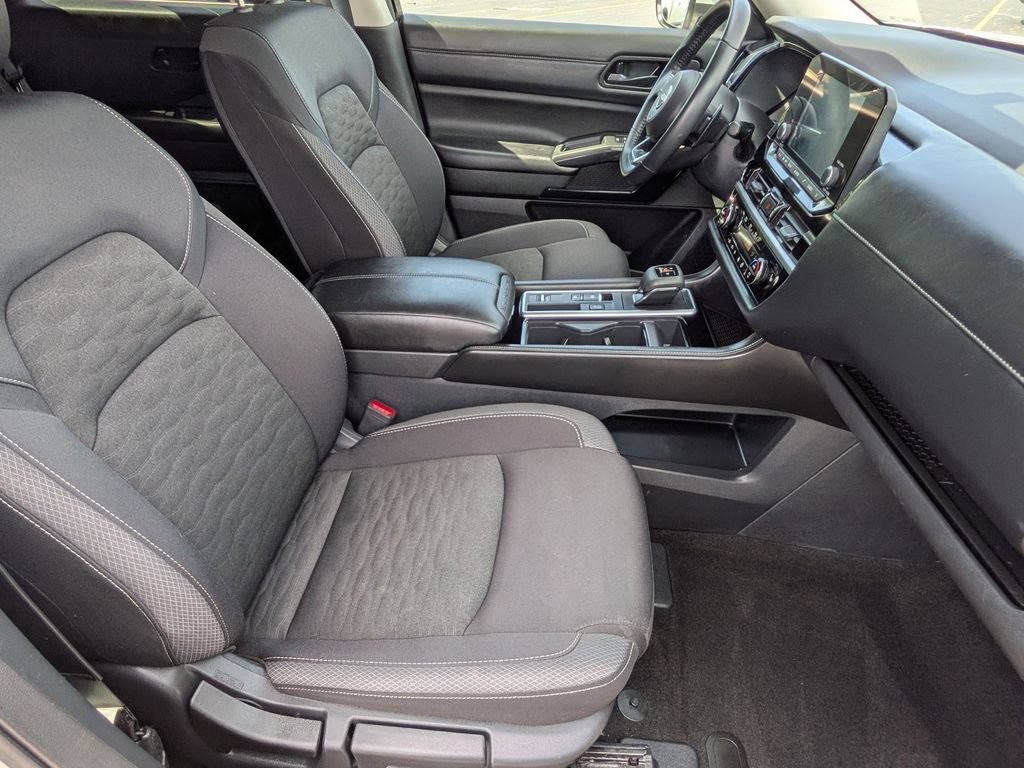 Used 2025 Nissan Pathfinder SV FWD image 25
