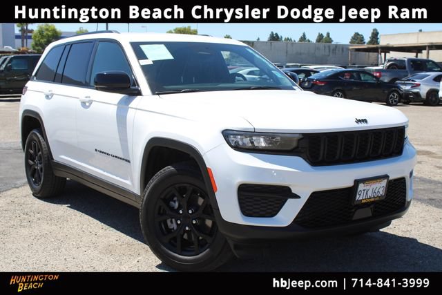 Used 2025 Jeep Grand Cherokee Altitude RWD image 1