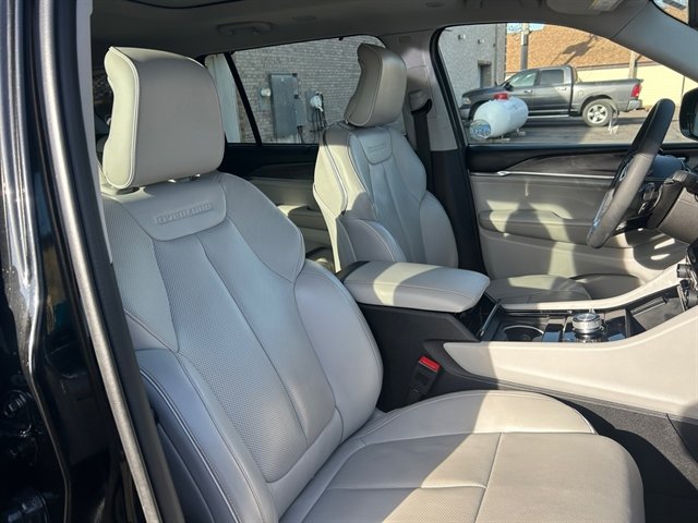 Used 2023 Jeep Grand Cherokee L Overland w/ Luxury Tech Group IV image 16