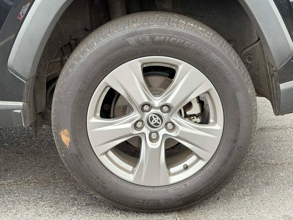 Used 2024 Toyota RAV4 XLE FWD image 13
