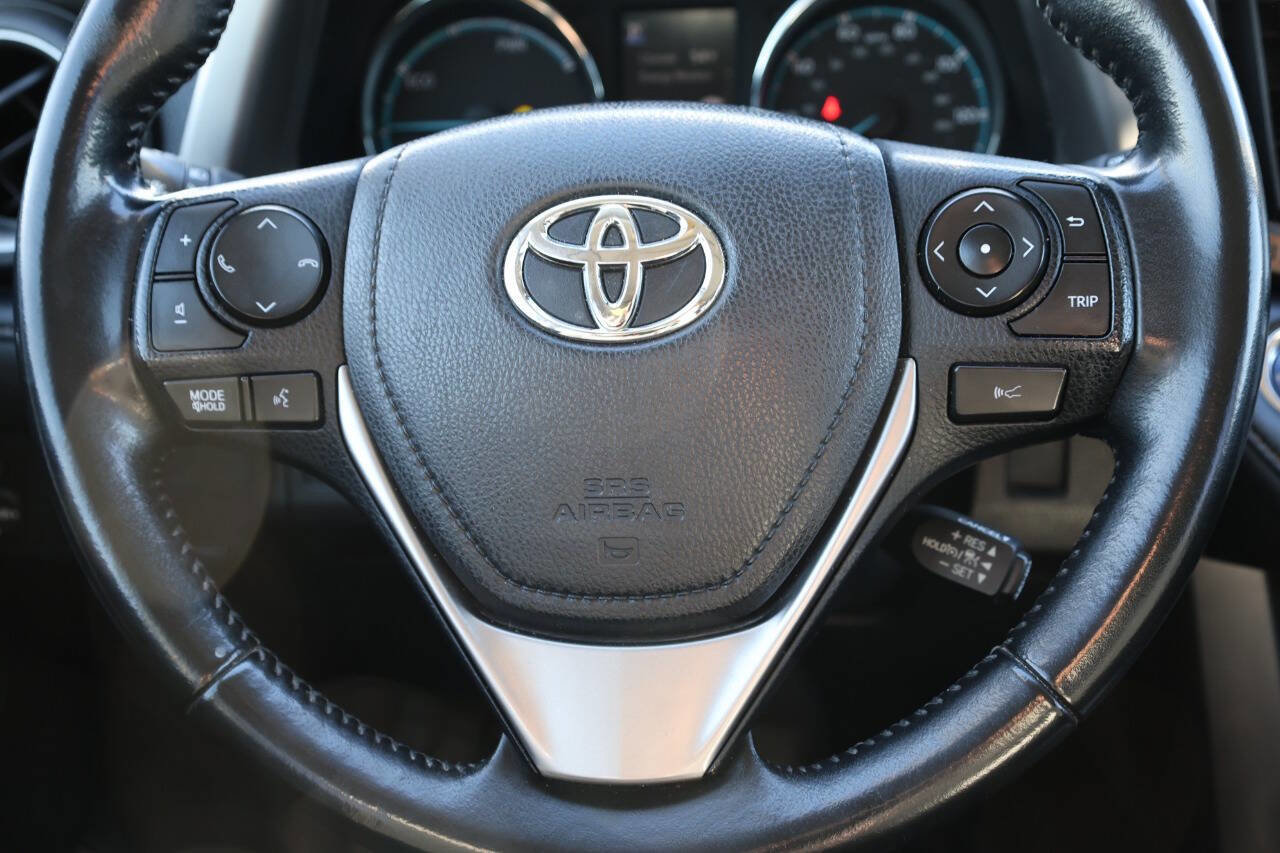 Used 2018 Toyota RAV4 XLE AWD/4WD image 18