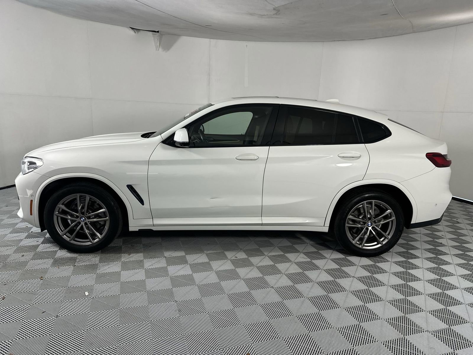 Used 2021 BMW X4 xDrive30i AWD/4WD image 5