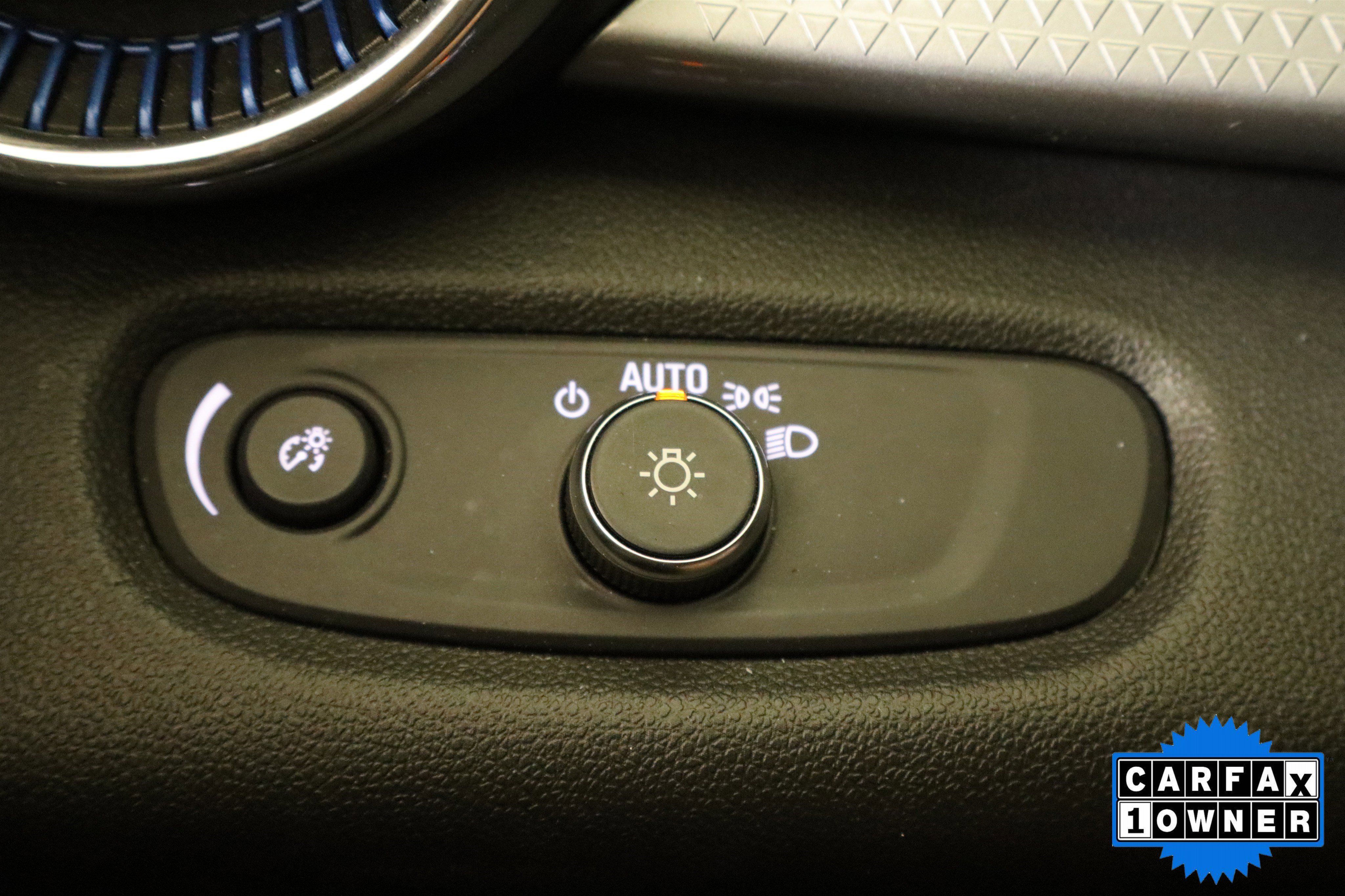 Used 2025 Chevrolet Trax LT FWD image 28