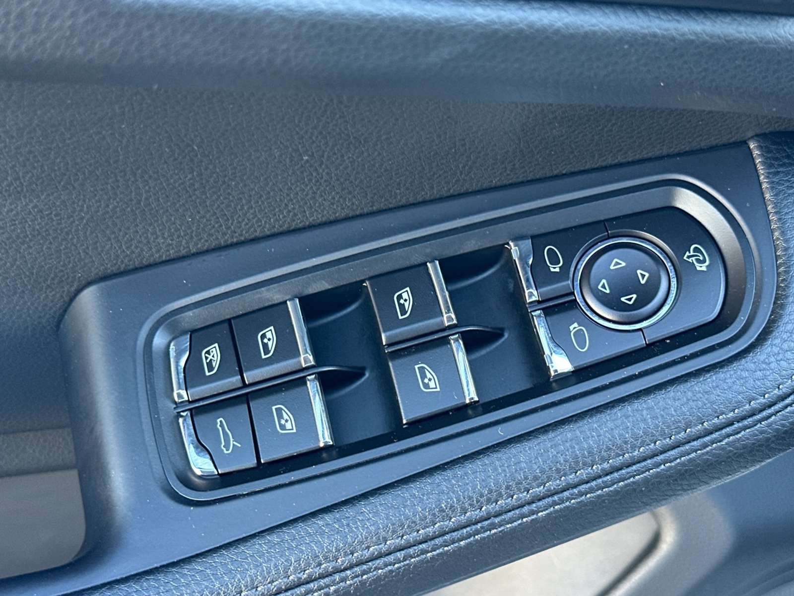 Certified 2026 Porsche Macan AWD/4WD image 13