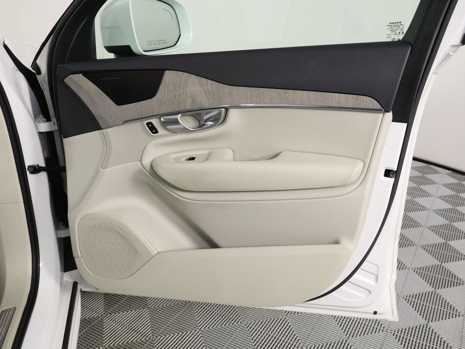 Certified 2025 Volvo XC90 T8 Plus w/ Protection Package Premier AWD/4WD image 21