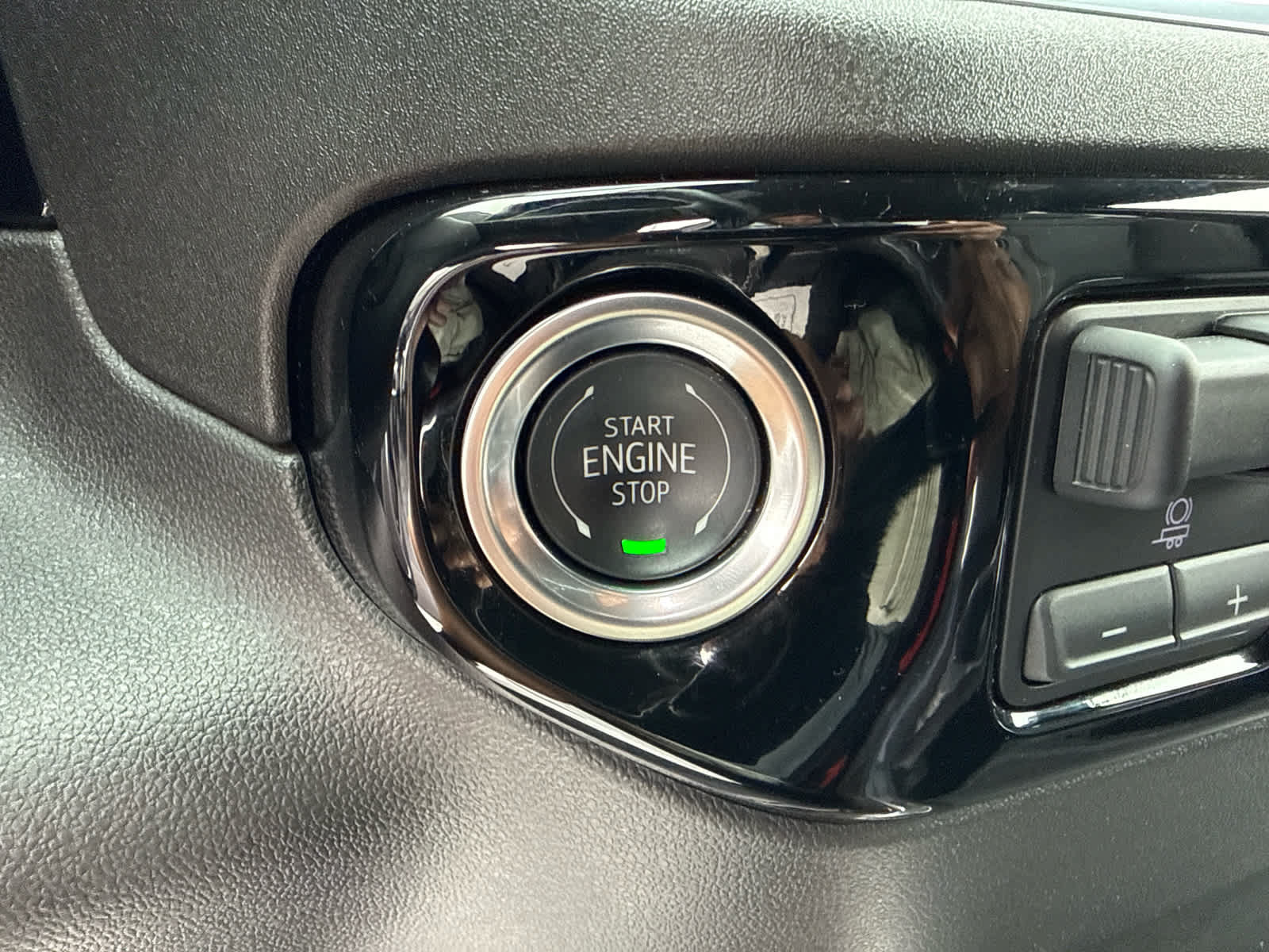 Certified 2025 Chevrolet Silverado 2500 LTZ w/ LTZ Convenience Package AWD/4WD image 19