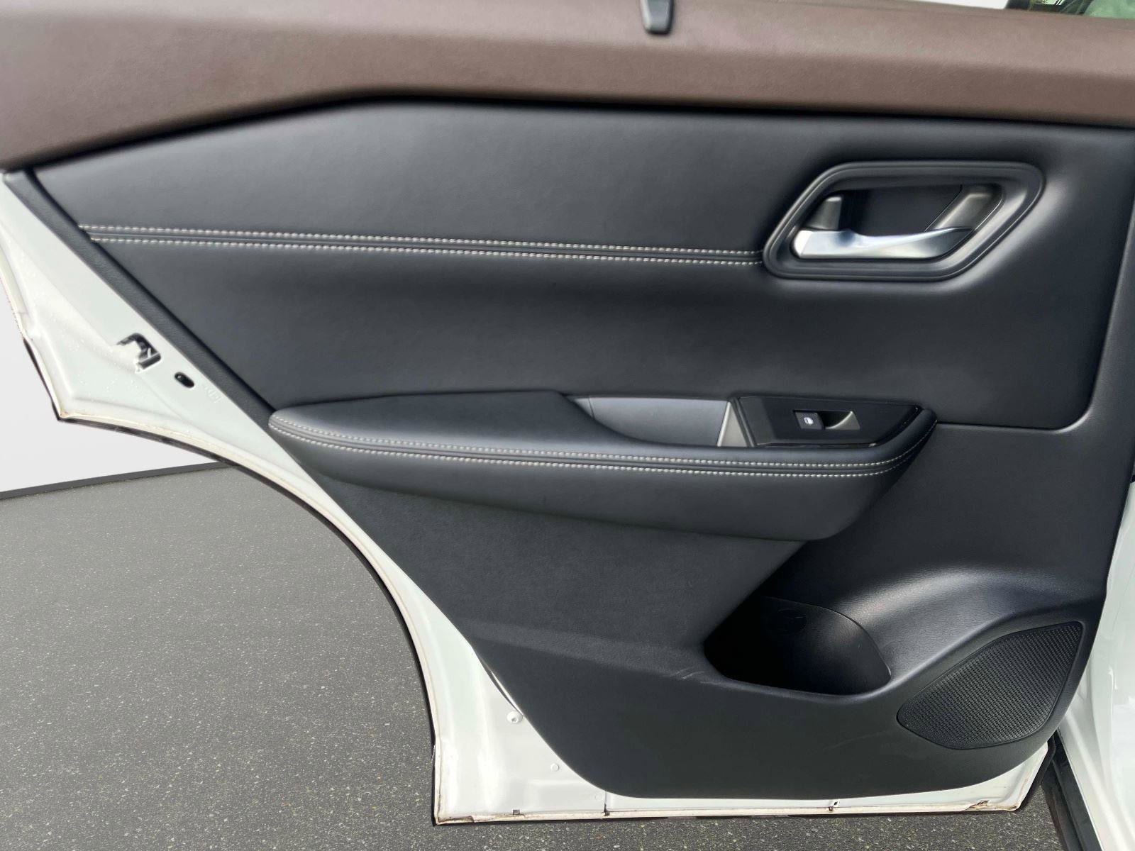 Used 2023 Nissan Rogue SV w/ SV Premium B Package image 11