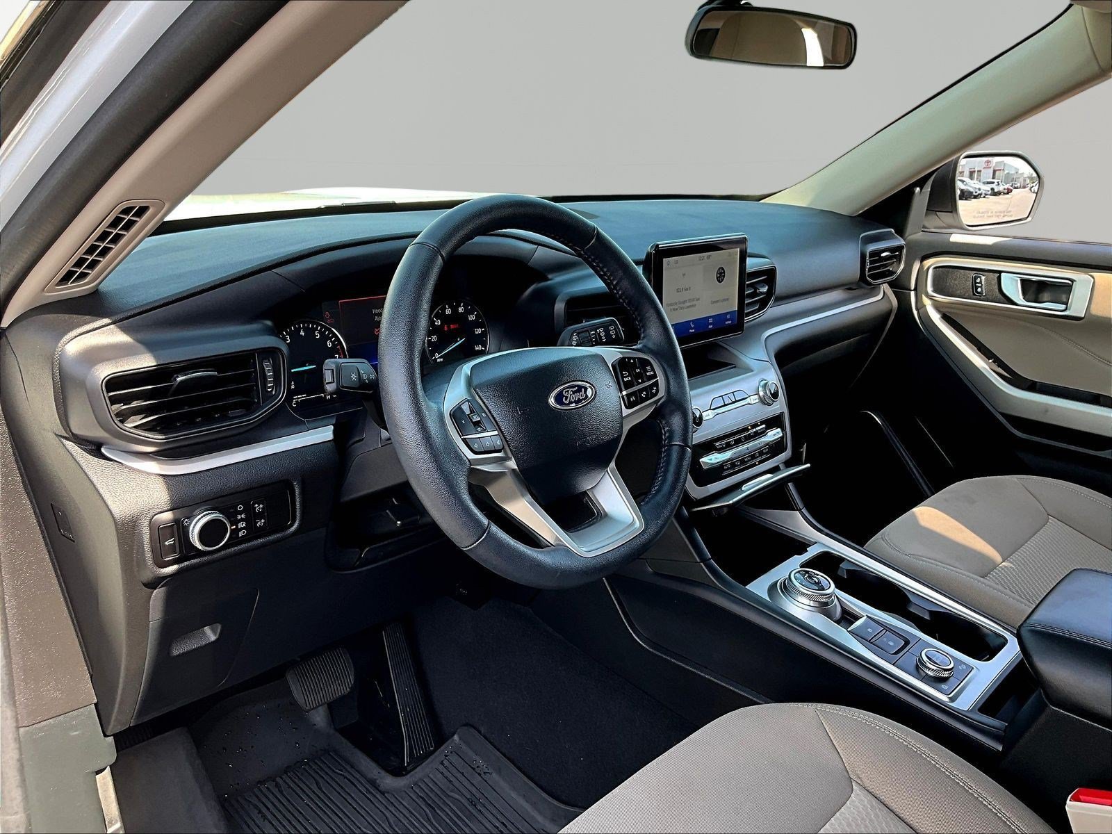 Used 2023 Ford Explorer XLT AWD/4WD image 17
