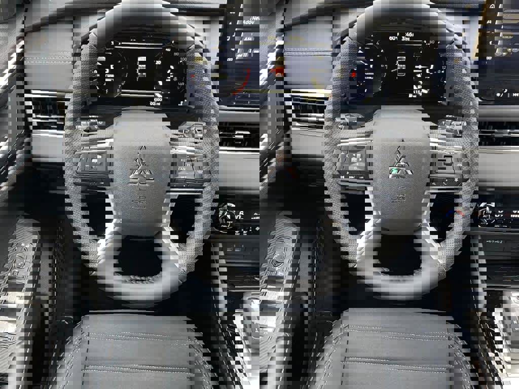 New 2025 Mitsubishi Outlander SE image 3