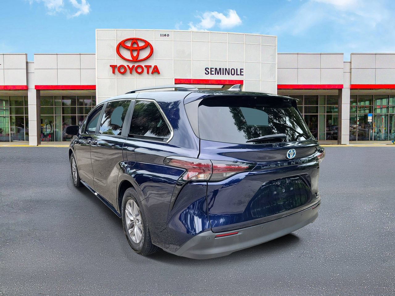Used 2023 Toyota Sienna XLE FWD image 4