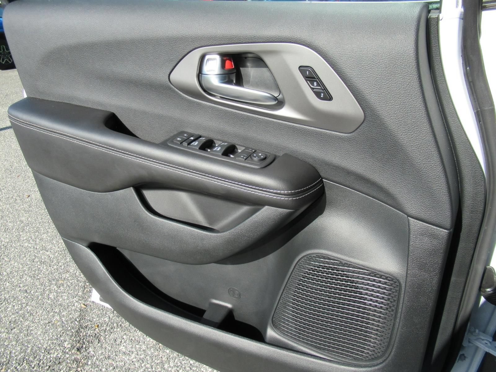 New 2027 Chrysler Pacifica Select FWD image 20