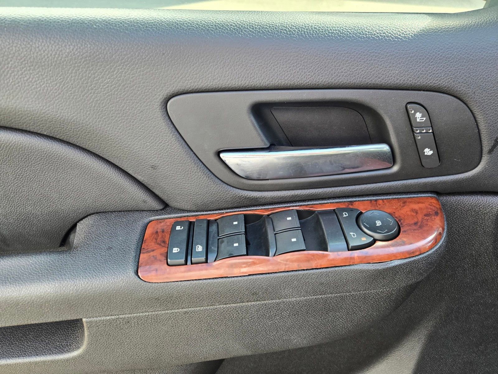 Used 2014 Chevrolet Suburban LT image 19