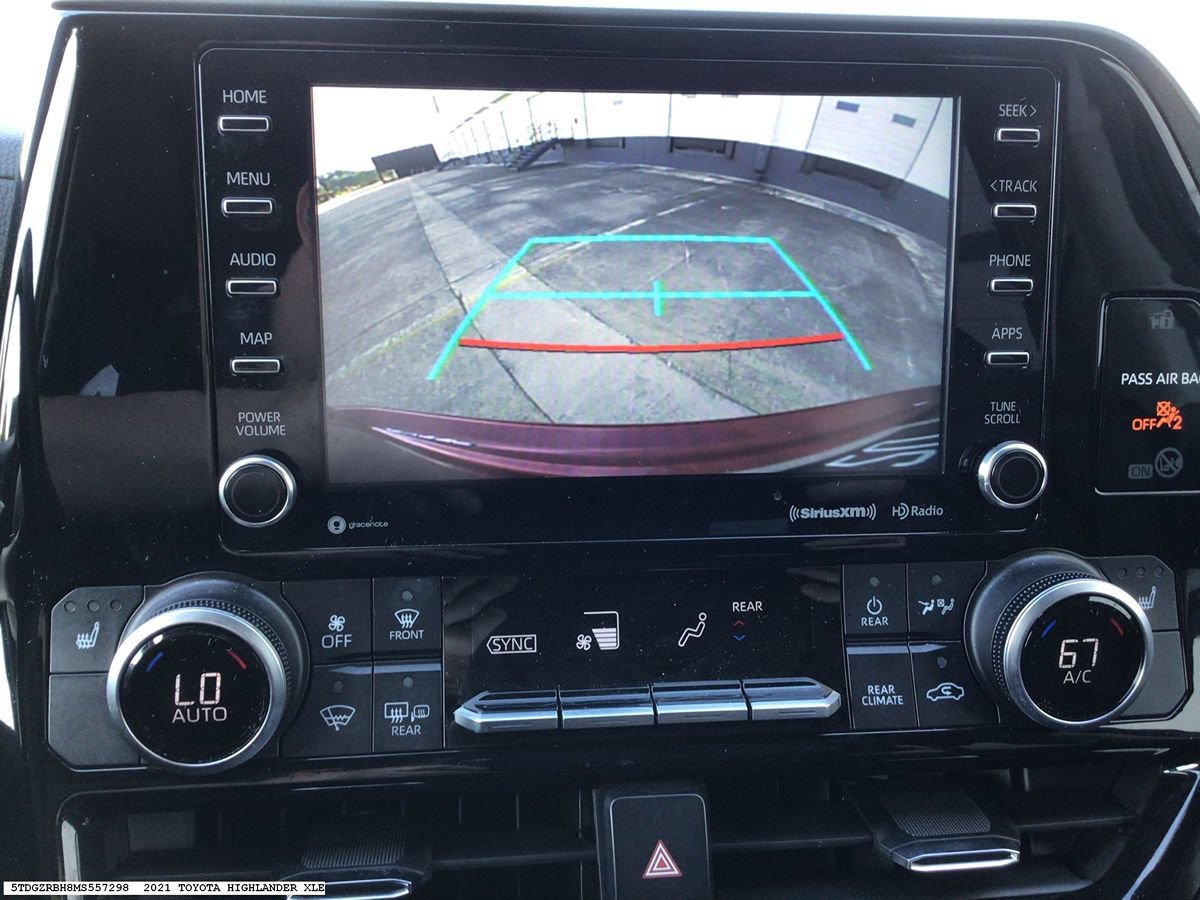 Used 2021 Toyota Highlander XLE AWD/4WD image 15