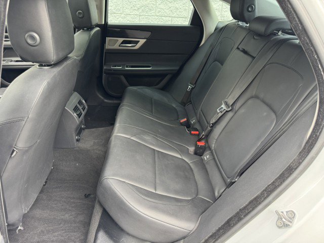 Used 2018 Jaguar XF Premium image 8