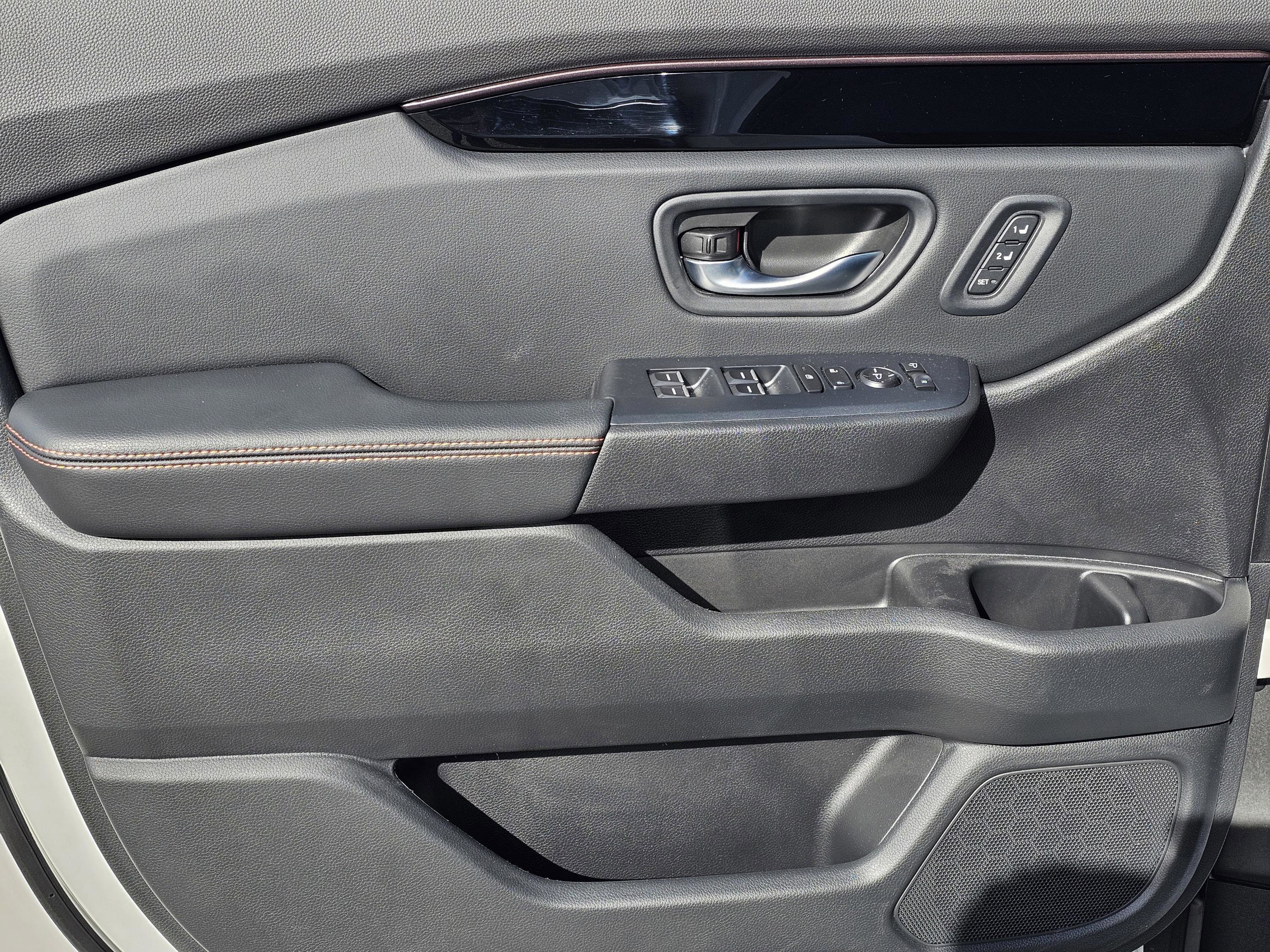 Used 2025 Honda Pilot TrailSport image 11