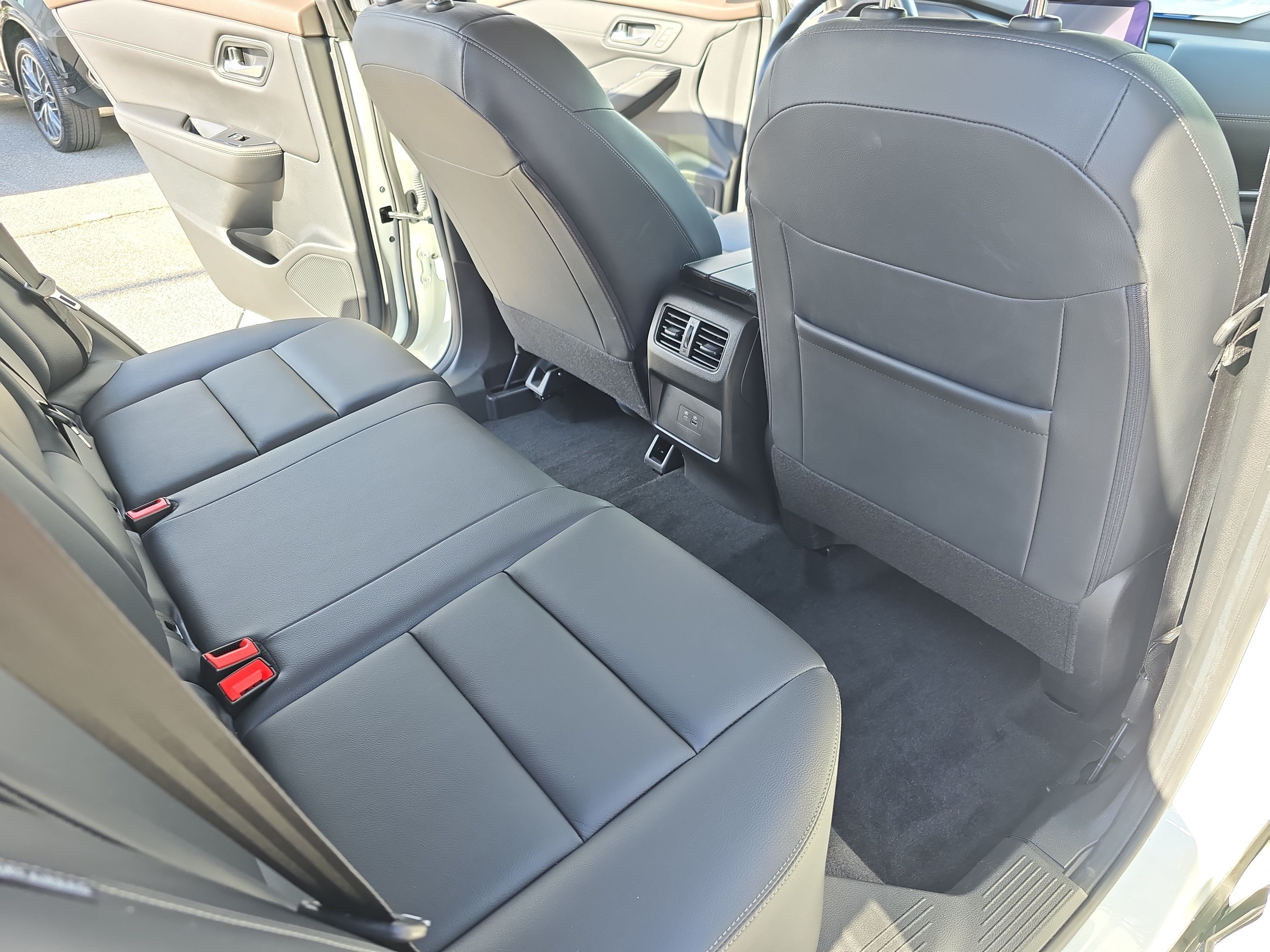 Used 2023 Nissan Rogue SL FWD image 11