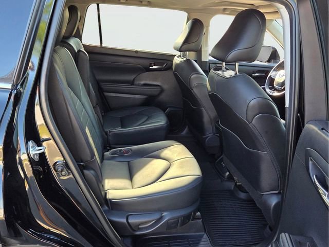 Used 2021 Toyota Highlander XLE AWD/4WD image 18