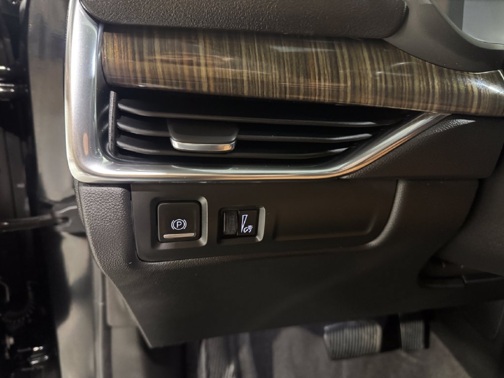 Used 2022 Cadillac XT4 Premium Luxury w/ Enhanced Visibility Package AWD/4WD image 37