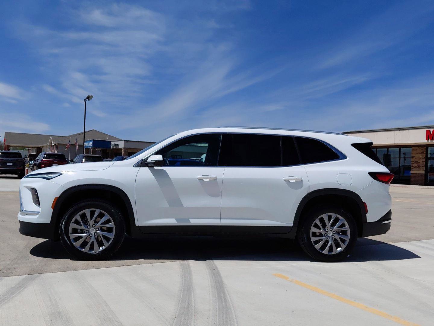 Used 2025 Buick Enclave Preferred AWD/4WD image 2