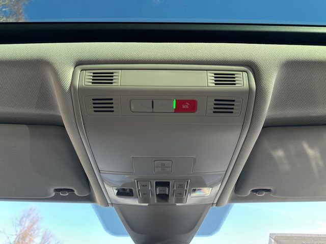 Used 2023 Volkswagen Tiguan SE w/ Panoramic Sunroof Package image 29