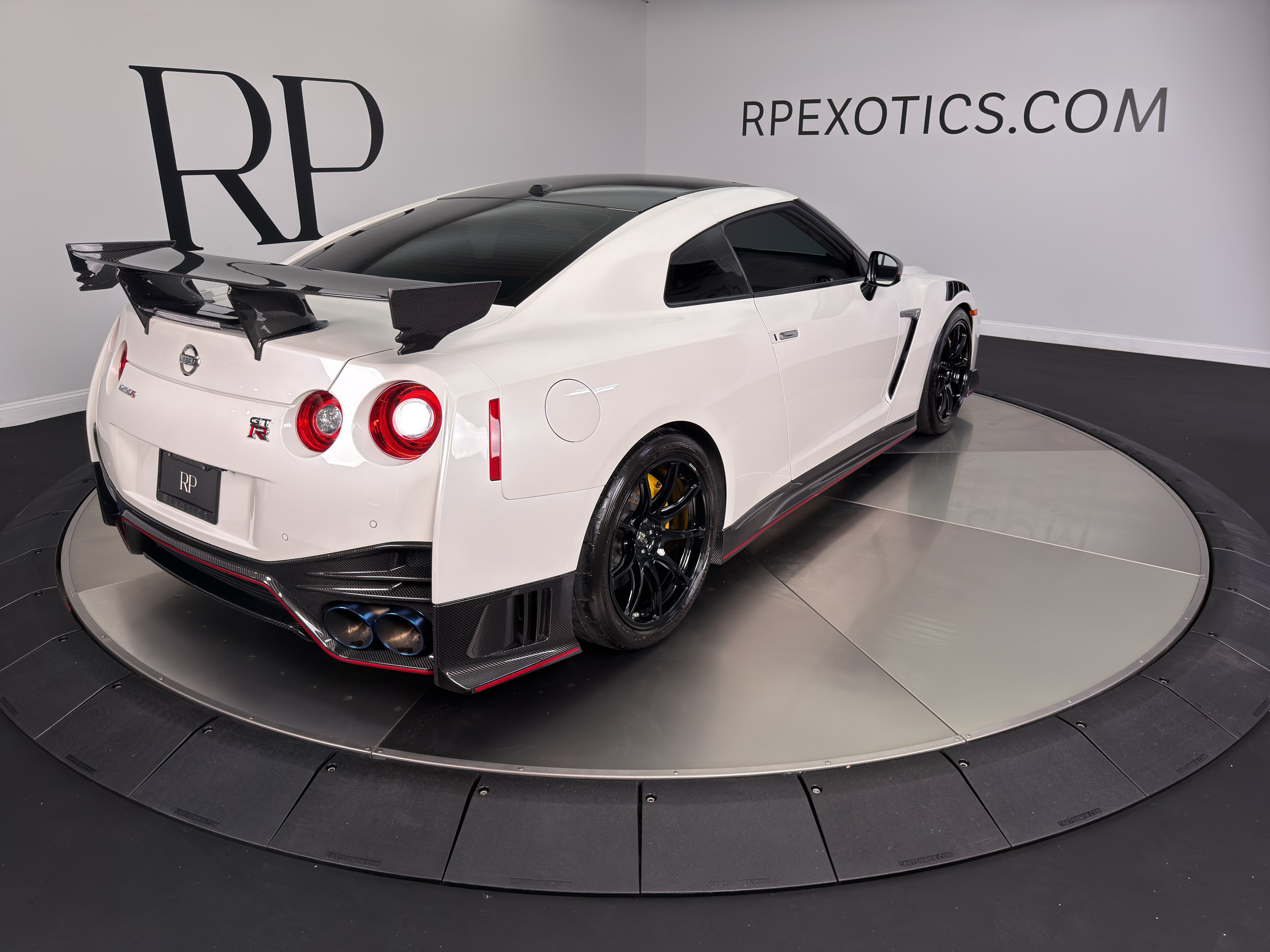 Used 2021 Nissan GT-R NISMO AWD/4WD image 9