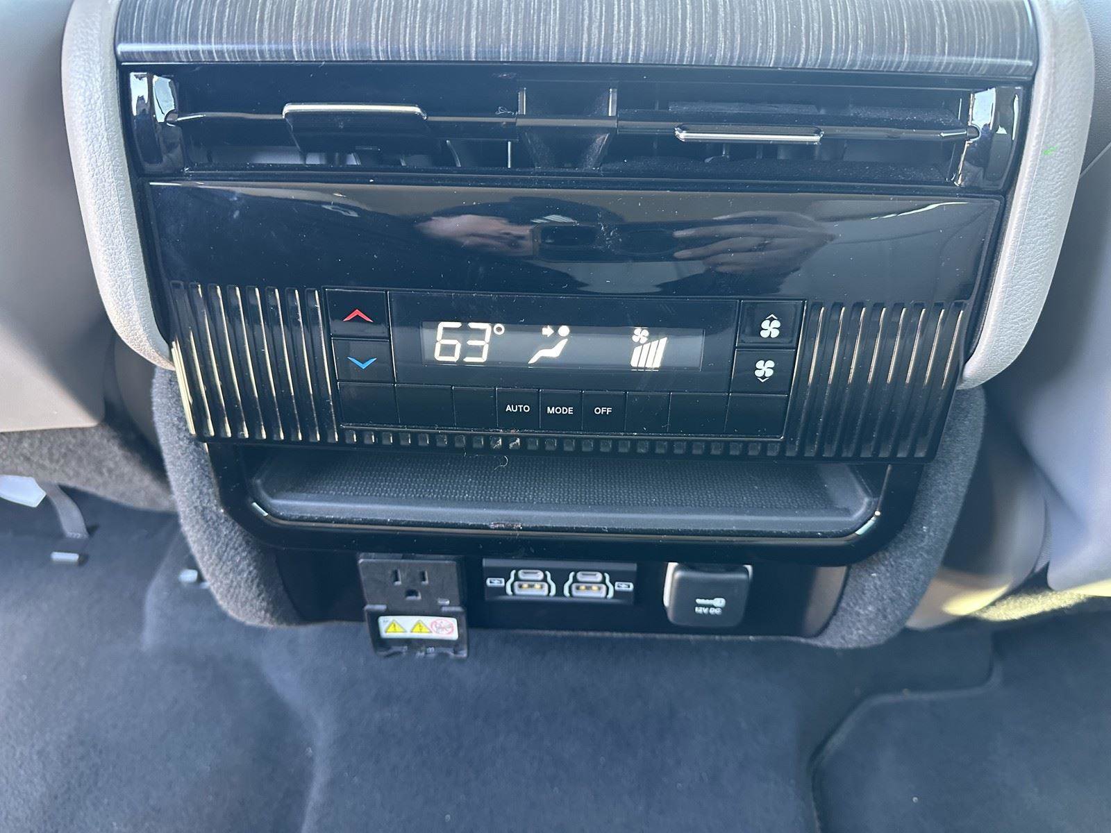 Used 2024 Jeep Wagoneer L Series II image 21