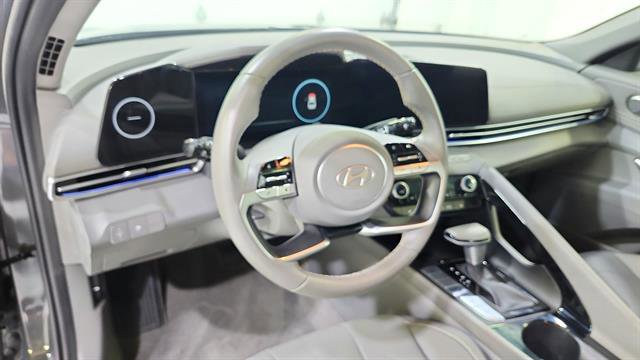 Used 2025 Hyundai Elantra SEL FWD image 21