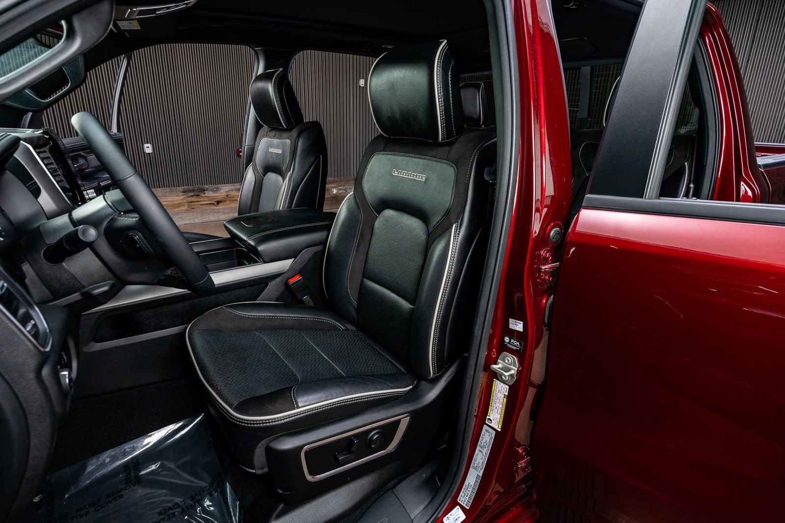 Used 2025 RAM 1500 Laramie w/ Laramie Southwest Edition image 31