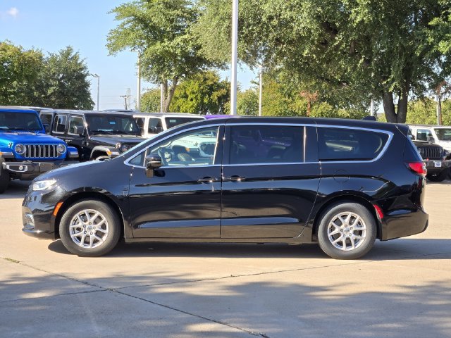 Certified 2024 Chrysler Pacifica Touring-L FWD image 4