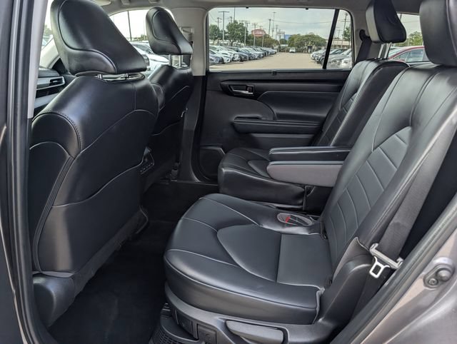 Used 2022 Toyota Highlander XLE AWD/4WD image 28