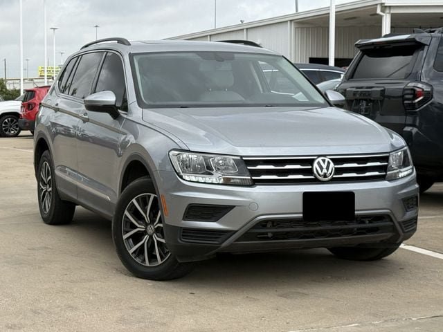Used 2020 Volkswagen Tiguan SE w/ Panoramic Sunroof Package FWD image 2