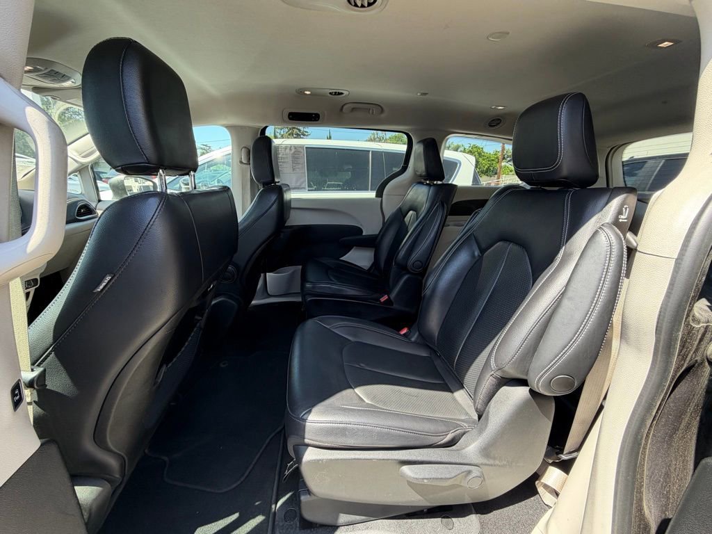 Used 2022 Chrysler Pacifica Touring-L image 8
