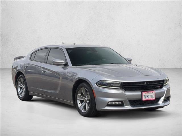 Used 2017 Dodge Charger SXT RWD image 3