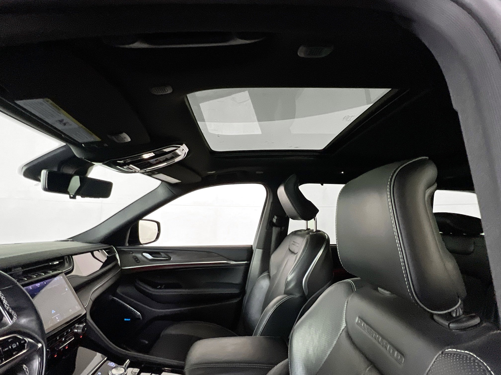 Used 2022 Jeep Grand Cherokee Overland w/ Adv Protech Group III image 23