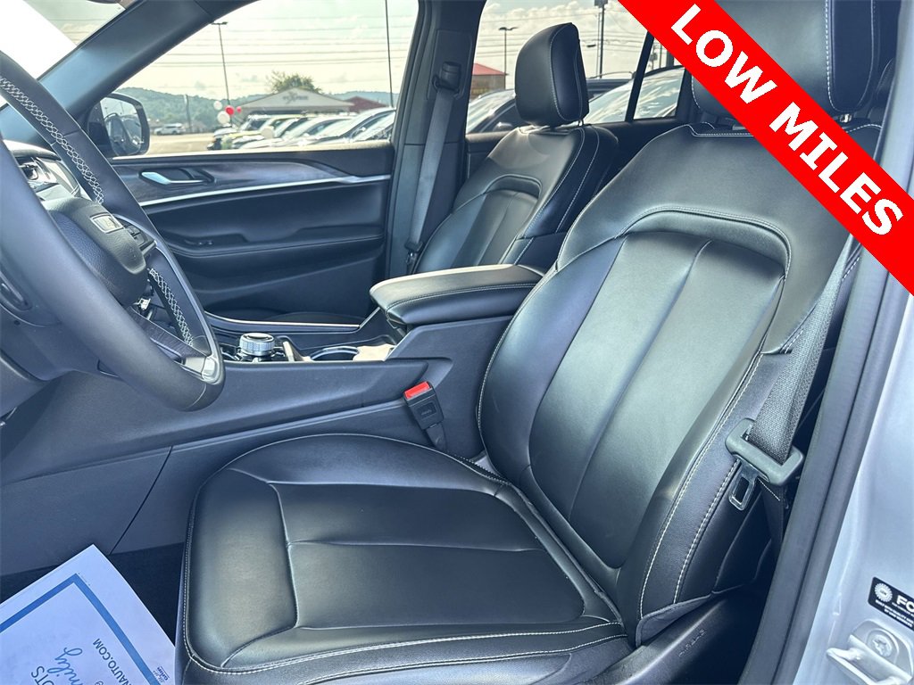 Used 2024 Jeep Grand Cherokee Limited w/ Black Appearance Package image 17