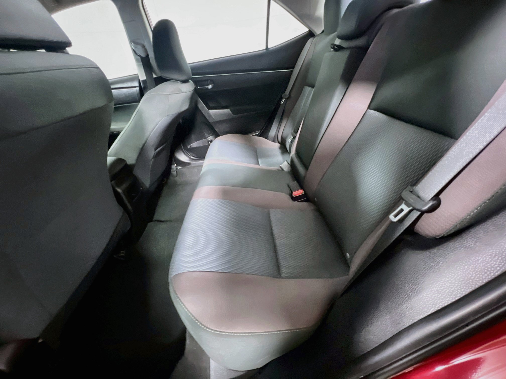 Used 2018 Toyota Corolla LE FWD image 28