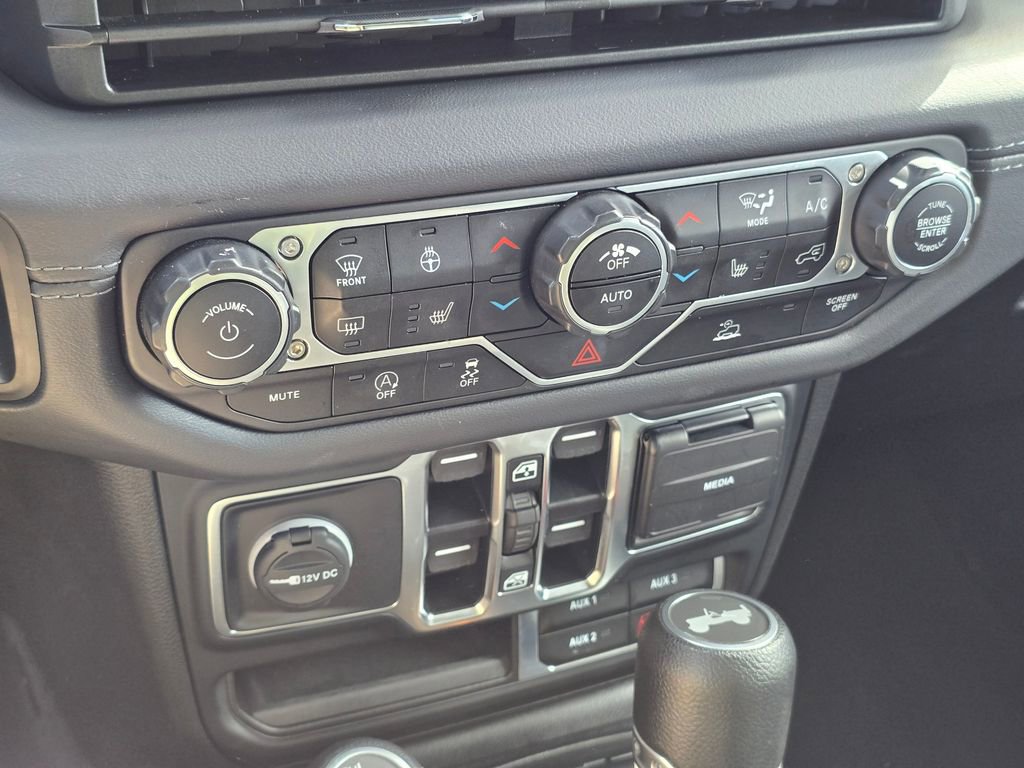 Used 2024 Jeep Wrangler Sahara image 29