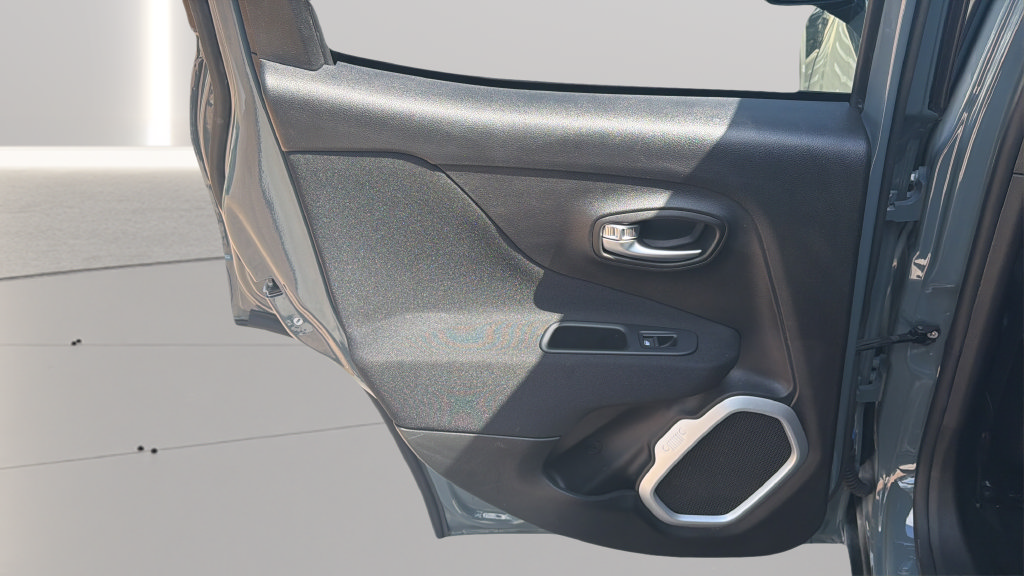 Used 2018 Jeep Renegade Latitude w/ UConnect 8.4 Nav Group FWD image 21
