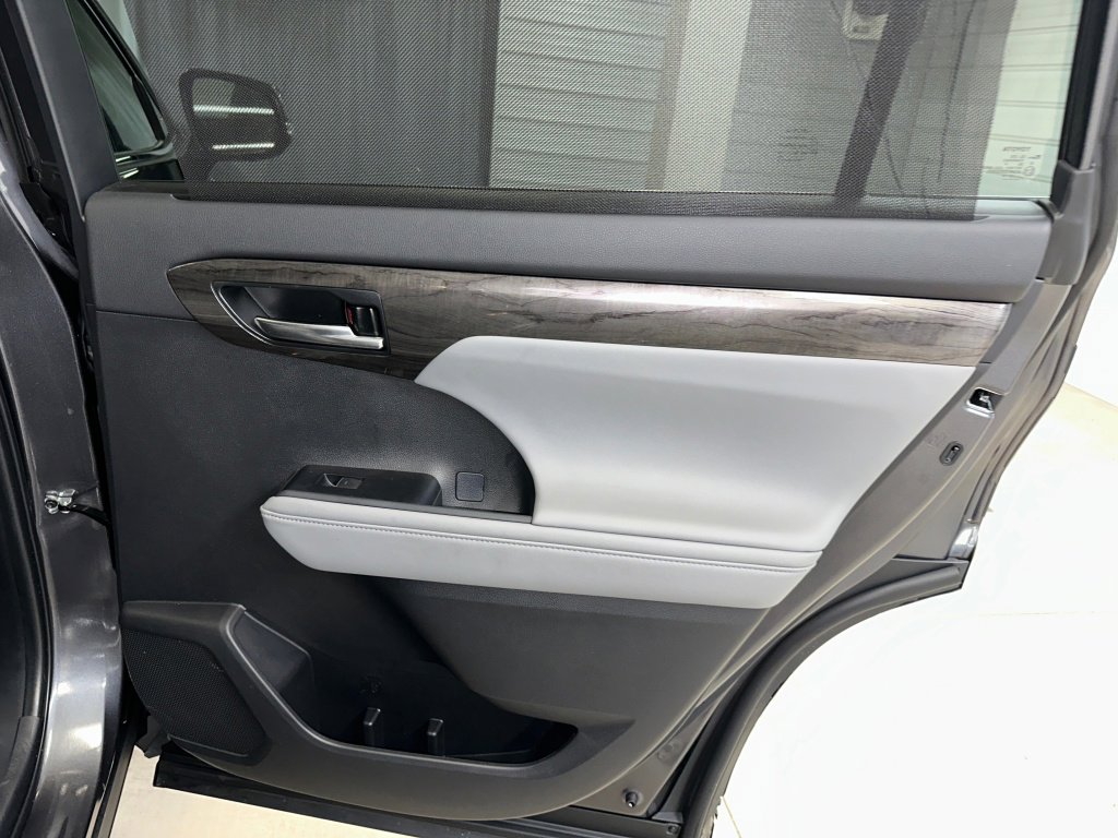 Used 2024 Toyota Highlander Platinum image 32