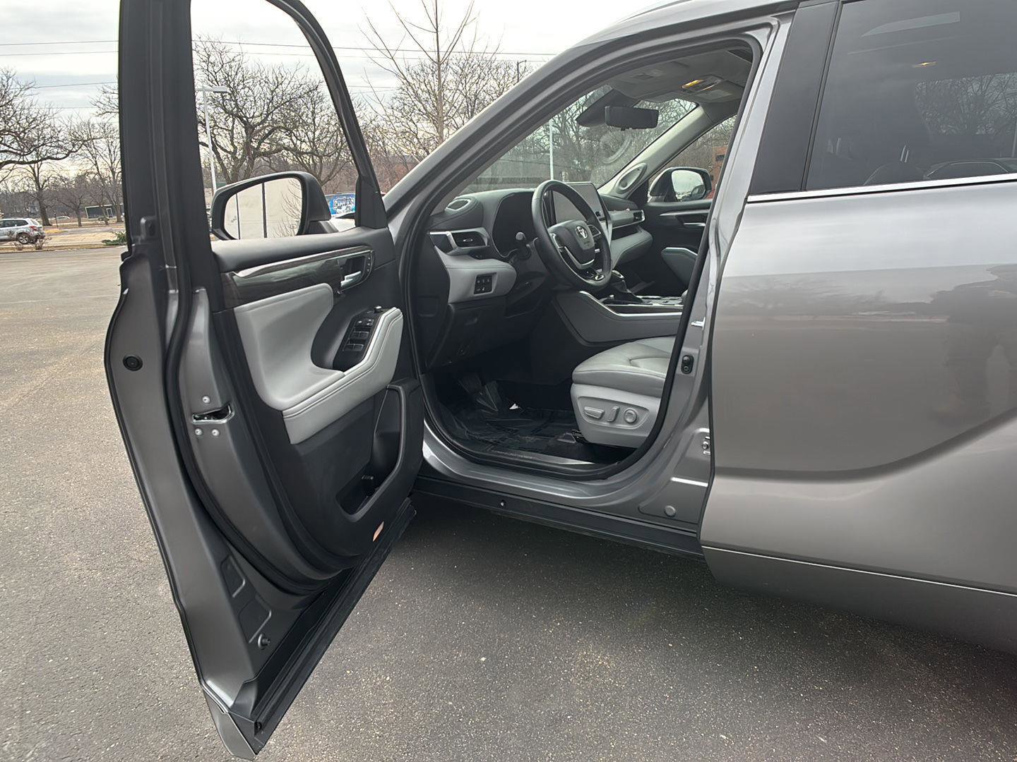 Used 2025 Toyota Highlander Platinum image 2