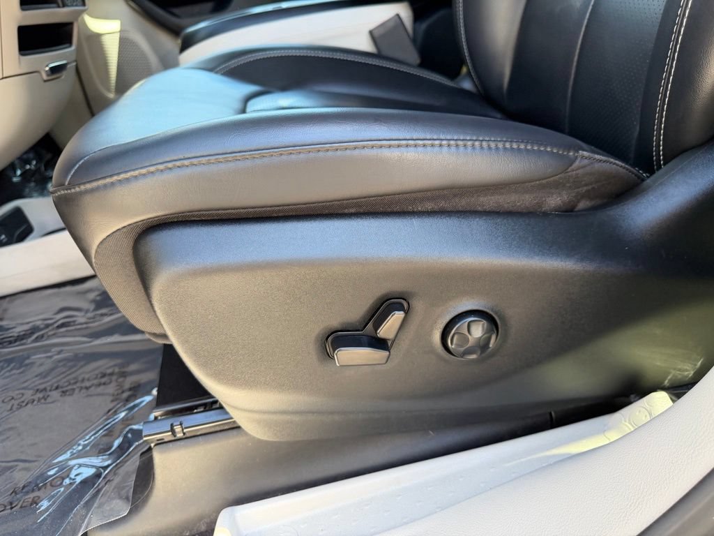 Used 2023 Chrysler Pacifica Touring-L FWD image 15