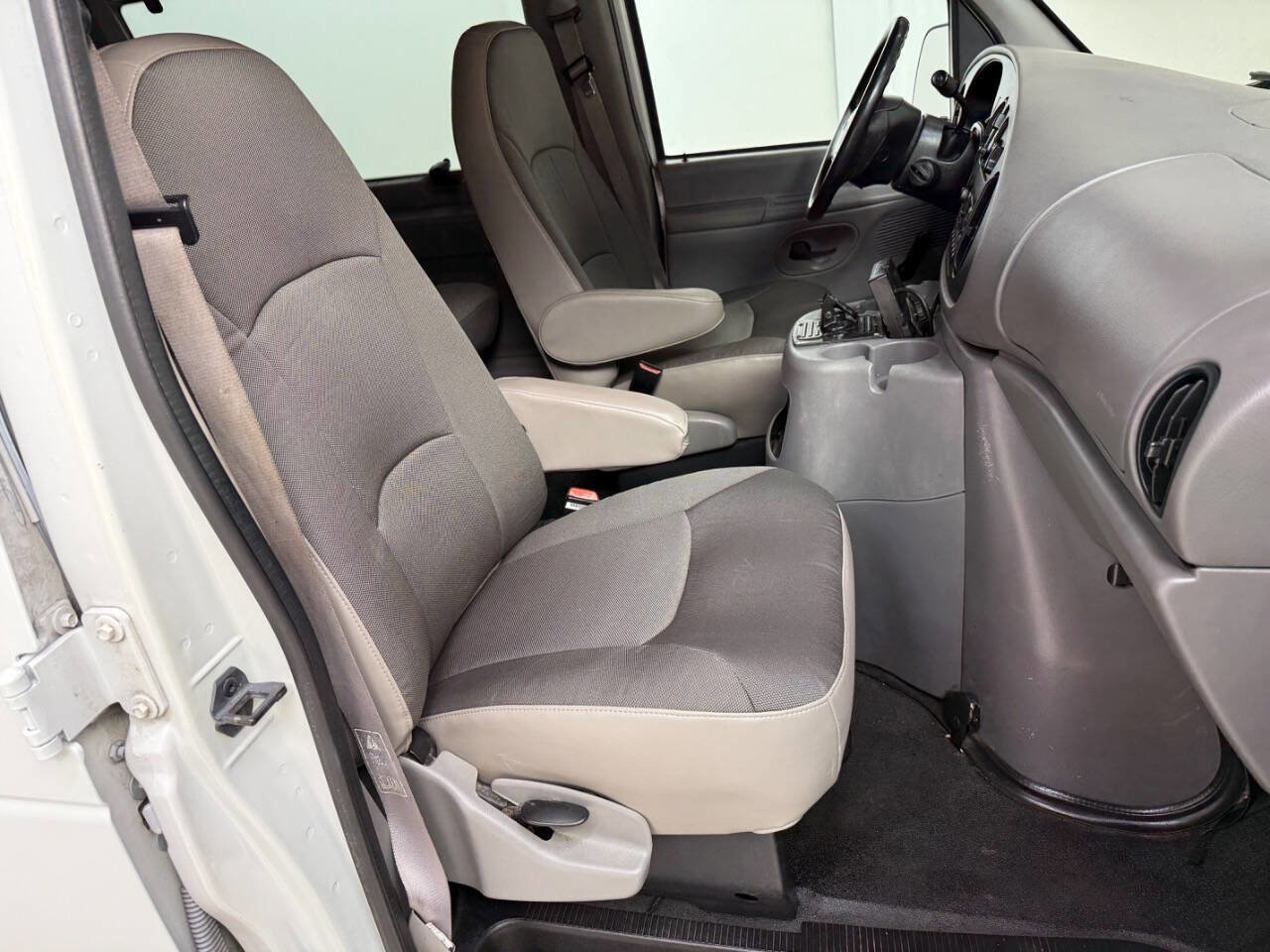 Used 2001 Ford E-350 and Econoline 350 XLT image 30