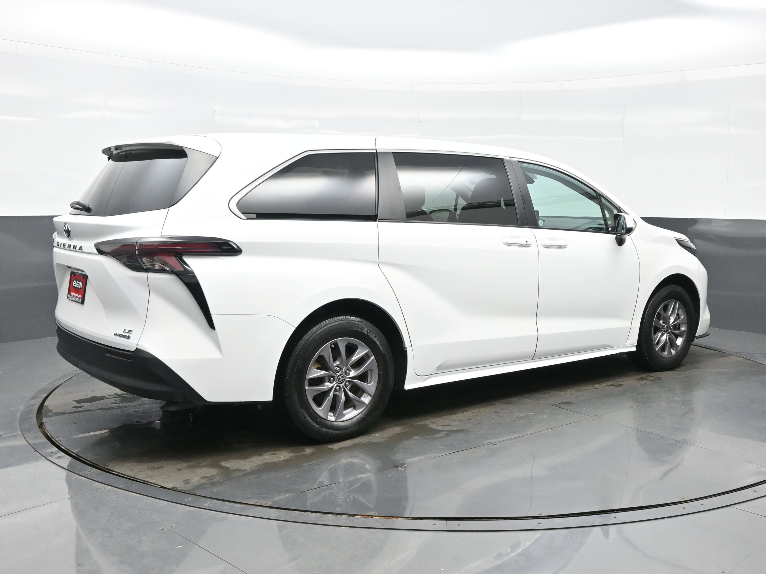 Used 2024 Toyota Sienna LE image 6